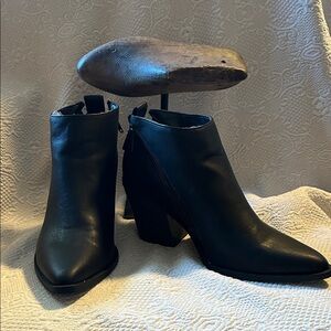 Universal Thread Black Ankle Booties